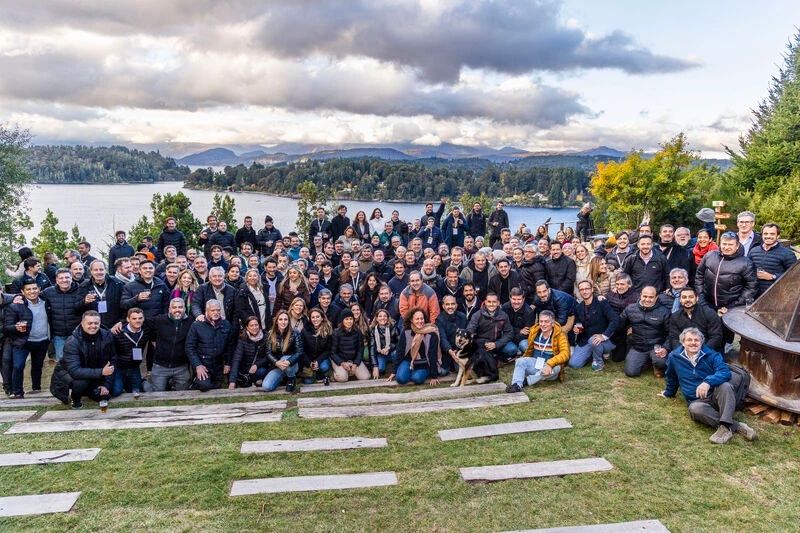 Foto grupal de los participantes del 17° Encuentro Empresarial de CESSI frente al lago, en Bariloche