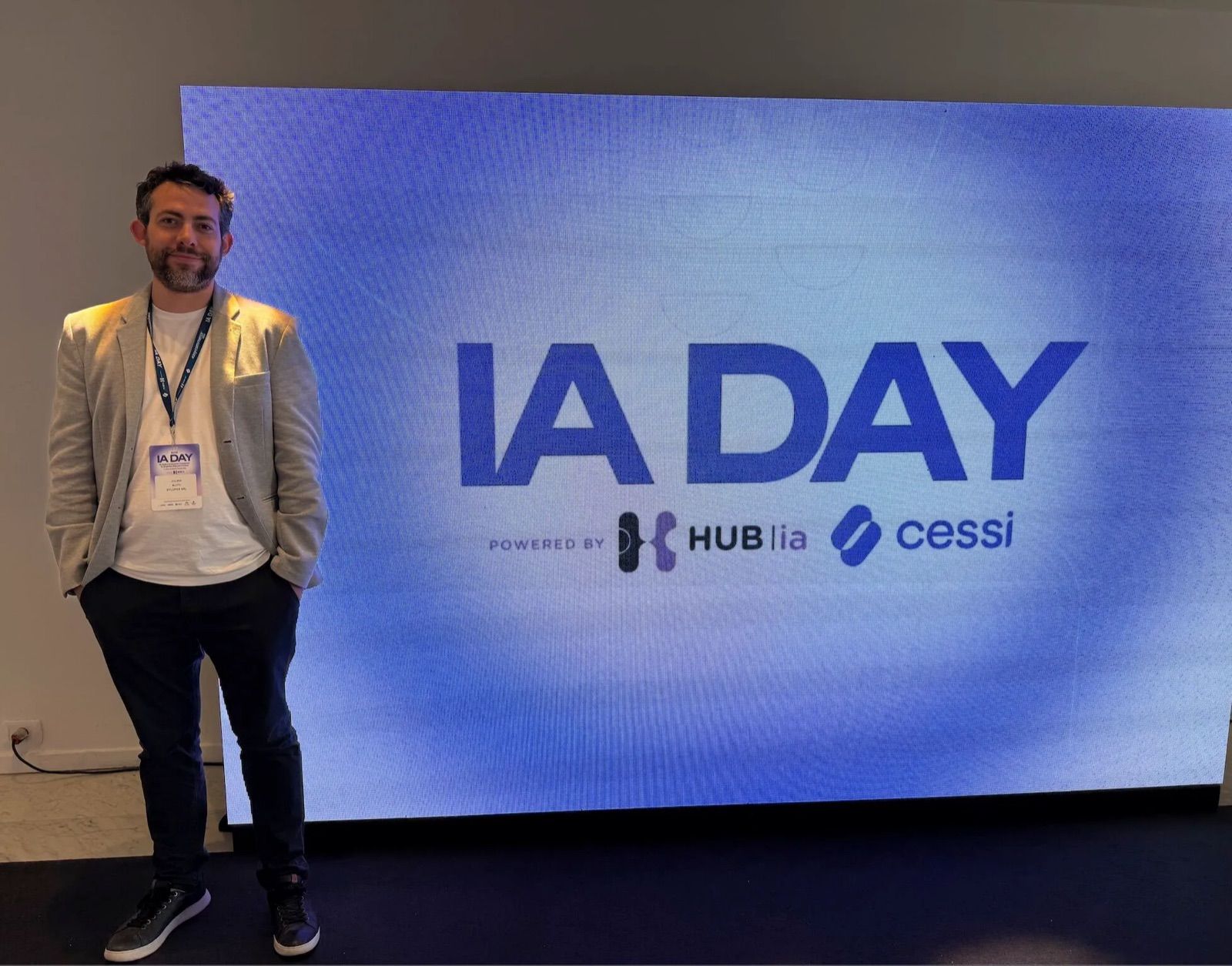 Julián Butti frente a la pantalla del IA Day 2025, organizado por CESSI