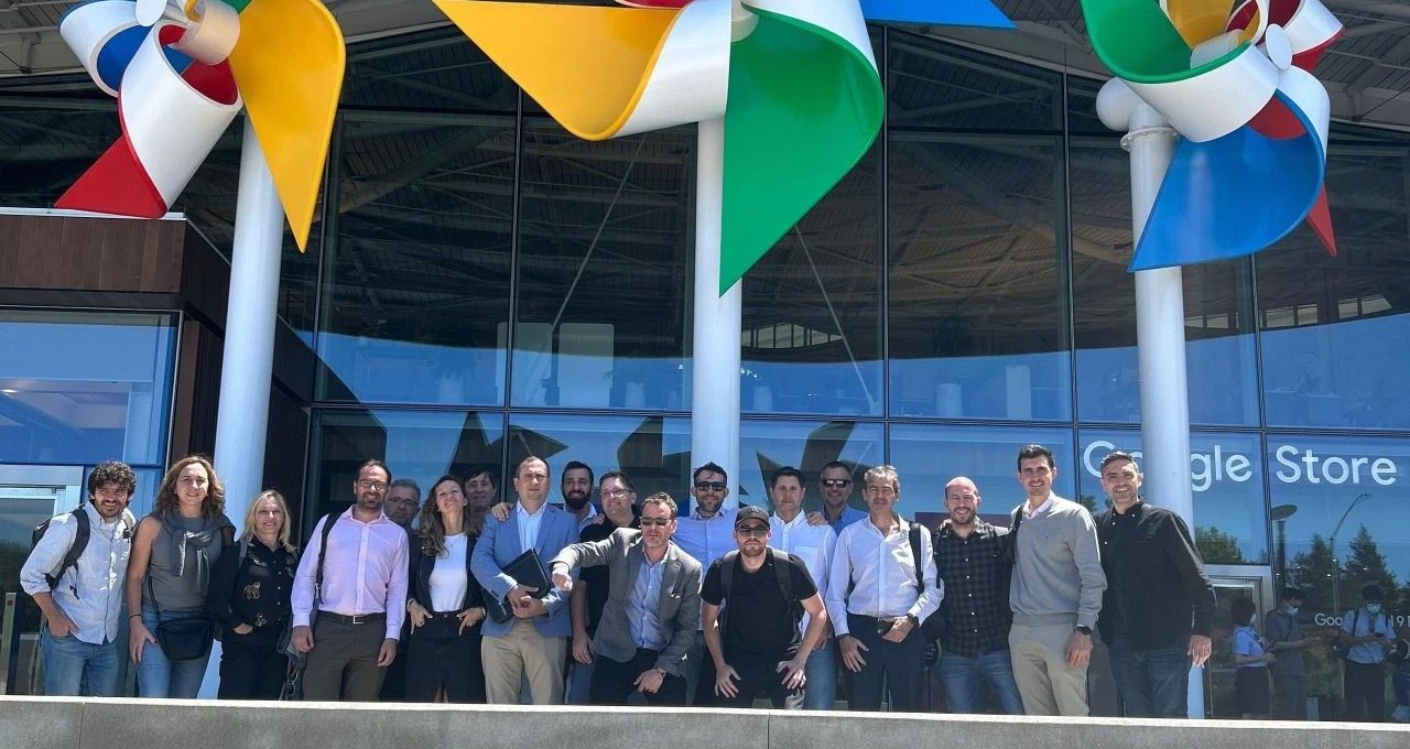 Delegación de la misión comercial de Rosario frente a una tienda de Google en Silicon Valley